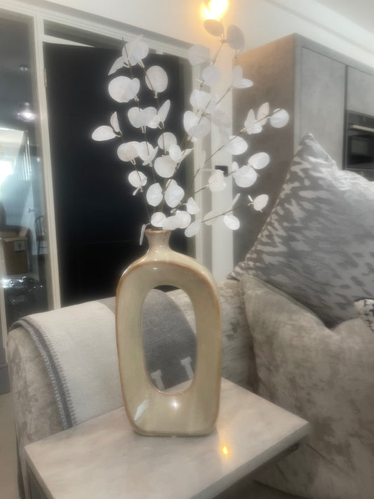 Beige o vase